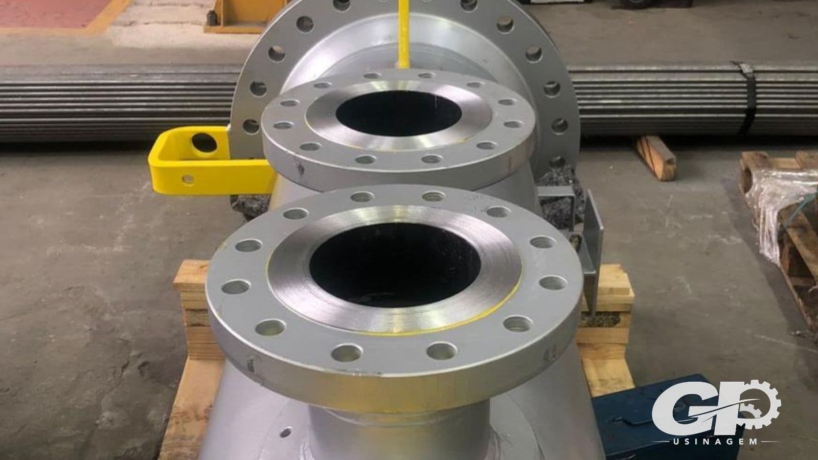 Conjunto de flanges com face ranhurada após usinagem