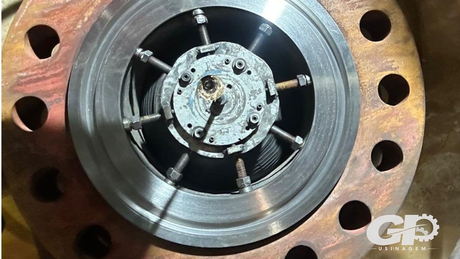 Flange tipo RTJ com canal usinado e dispositivo de usinagem montado