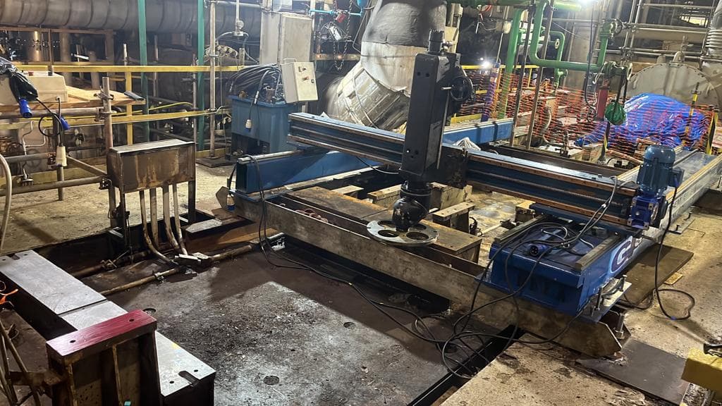 Fresadora portátil com mesa XY usinando base industrial