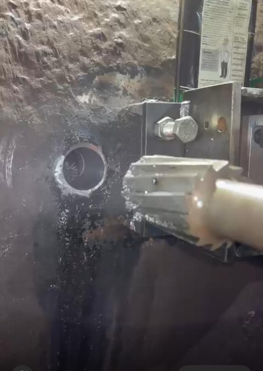 Alargador usinando furo para ajuste dimensional