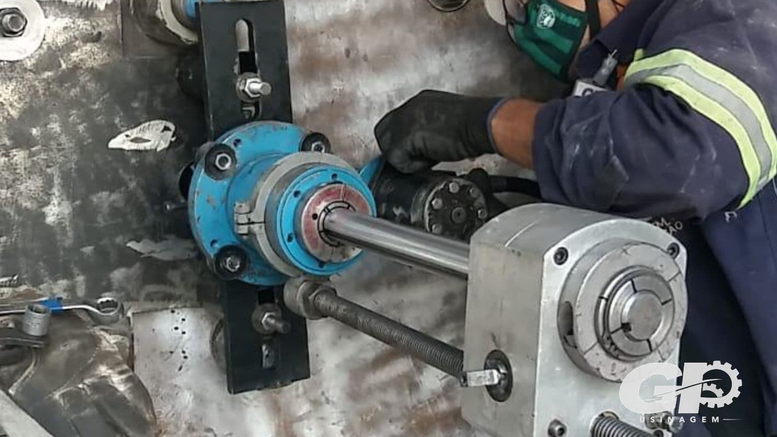 Técnico da GP operando máquina portátil de mandrilhamento em campo
