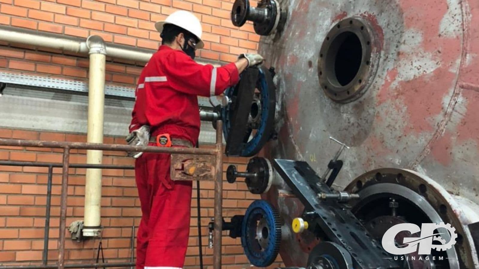 Técnico usinando flanges de bocais em vaso de pressão com faceadoras portáteis