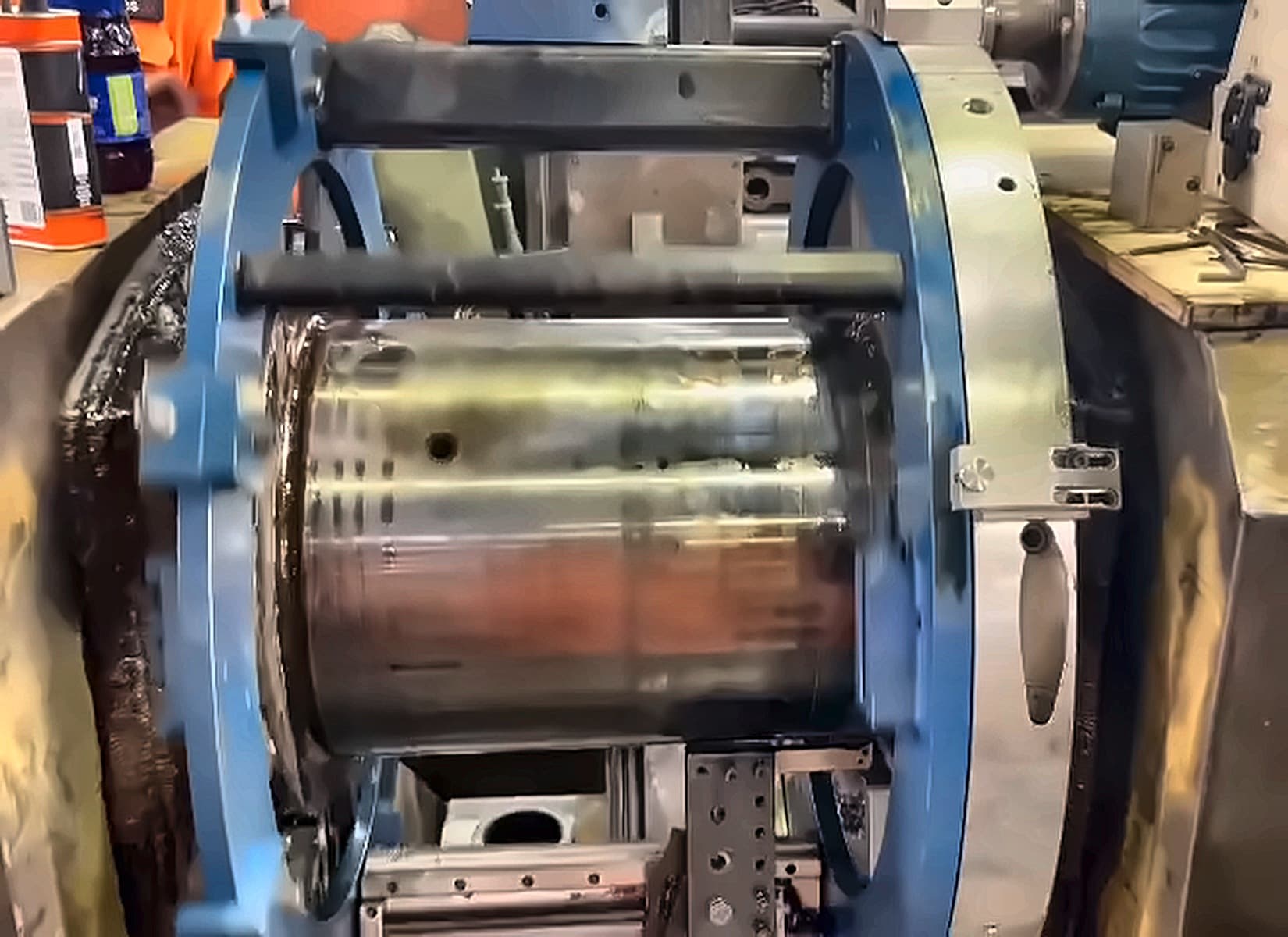 Torno portátil bipartido azul fixado no munhão do virabrequim